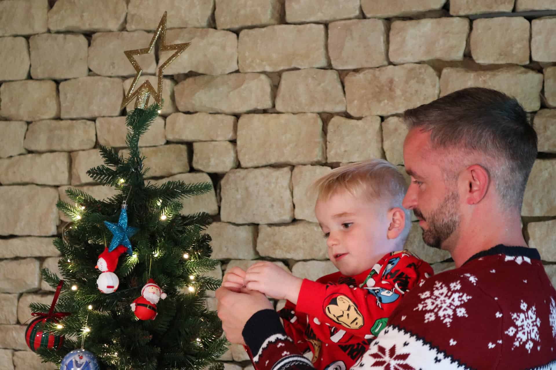 Darren And Louis Decorate Tree